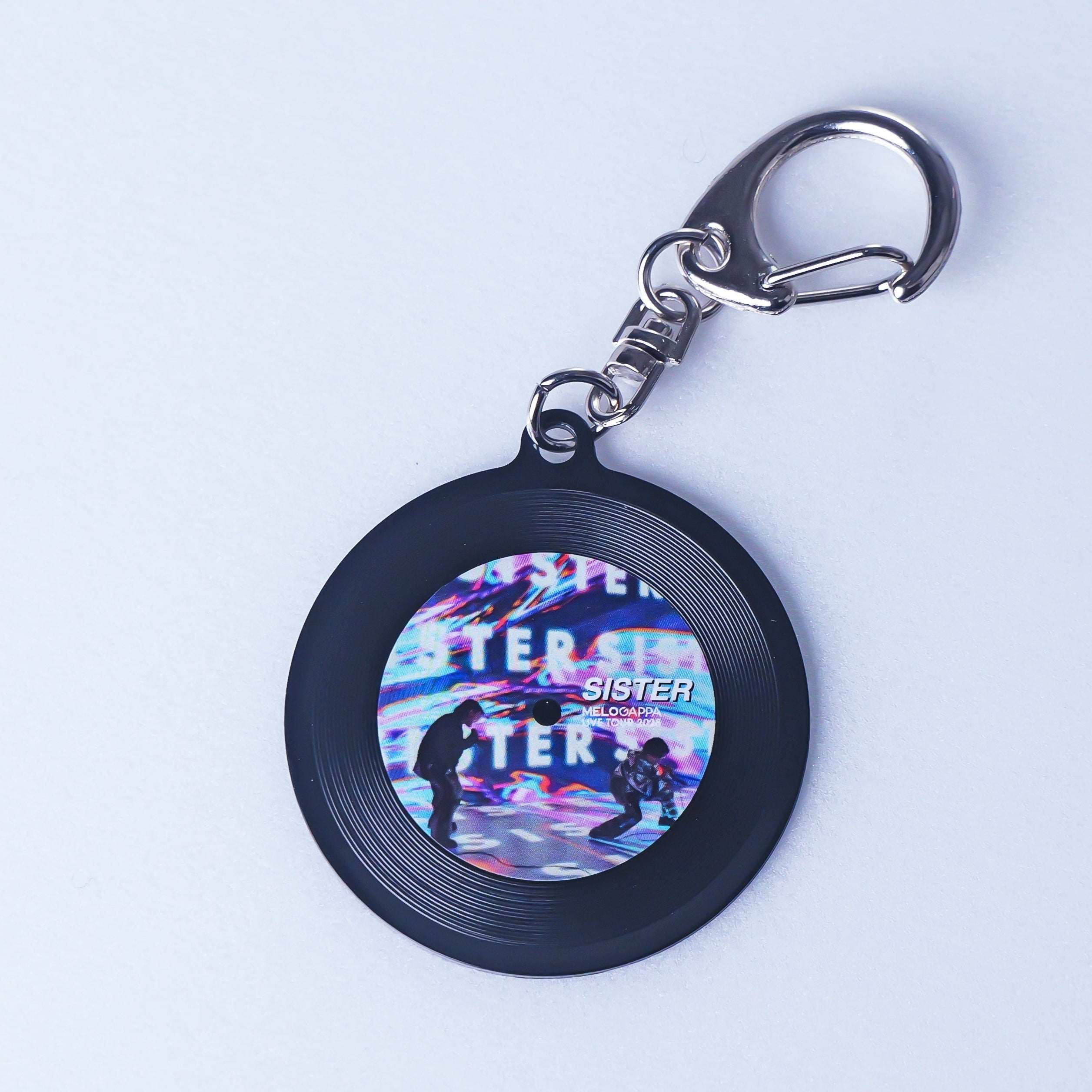 【抽選商品】サイン入り!推し曲を持ち歩ける!レコード型キーホルダー